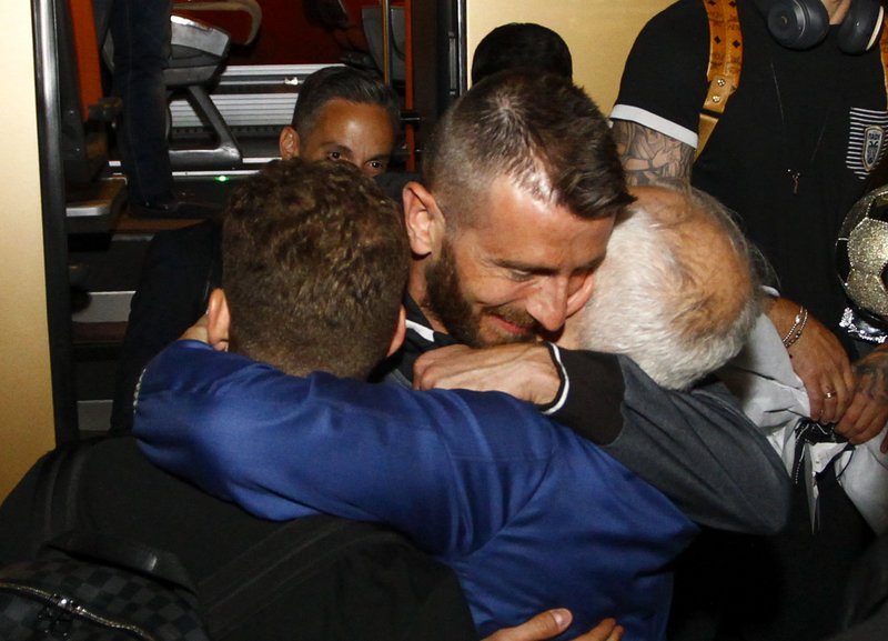 Παίκτες και οπαδοί του ΠΑΟΚ σήκωσαν τον Σαββίδη στον αέρα [εικόνες] | iefimerida.gr 3