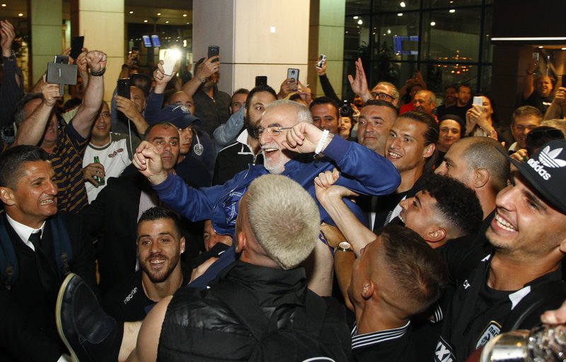 Παίκτες και οπαδοί του ΠΑΟΚ σήκωσαν τον Σαββίδη στον αέρα [εικόνες] | iefimerida.gr 2