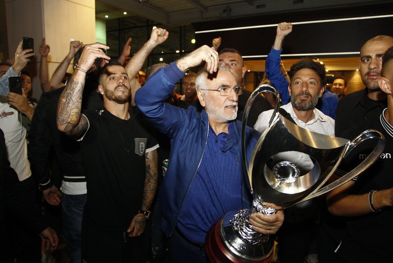 Παίκτες και οπαδοί του ΠΑΟΚ σήκωσαν τον Σαββίδη στον αέρα [εικόνες] | iefimerida.gr 1