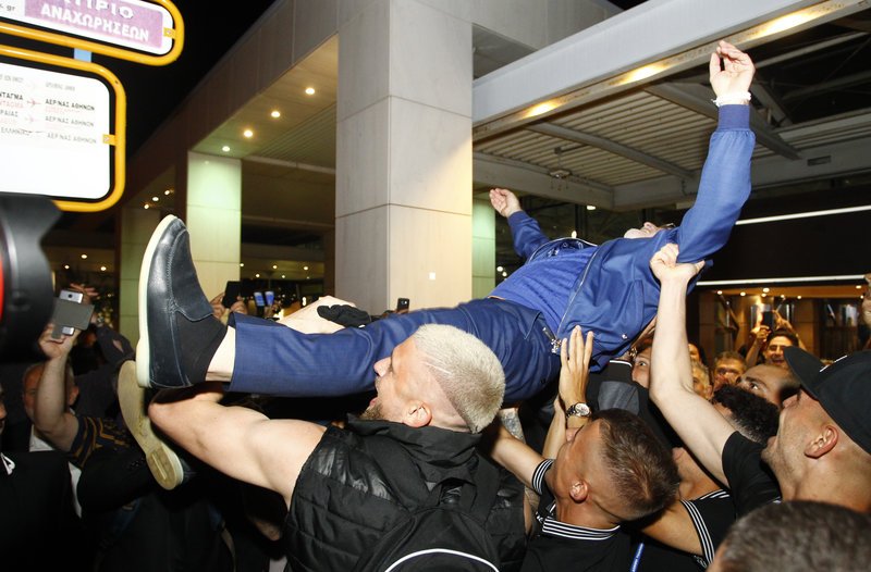 Παίκτες και οπαδοί του ΠΑΟΚ σήκωσαν τον Σαββίδη στον αέρα [εικόνες] | iefimerida.gr 0