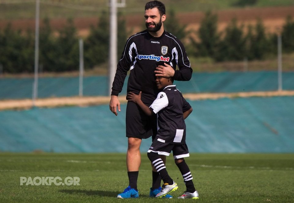 Μια ξεχωριστή μέρα στον ΠΑΟΚ: Προπόνηση των παικτών με προσφυγόπουλα [εικόνες] | iefimerida.gr 4