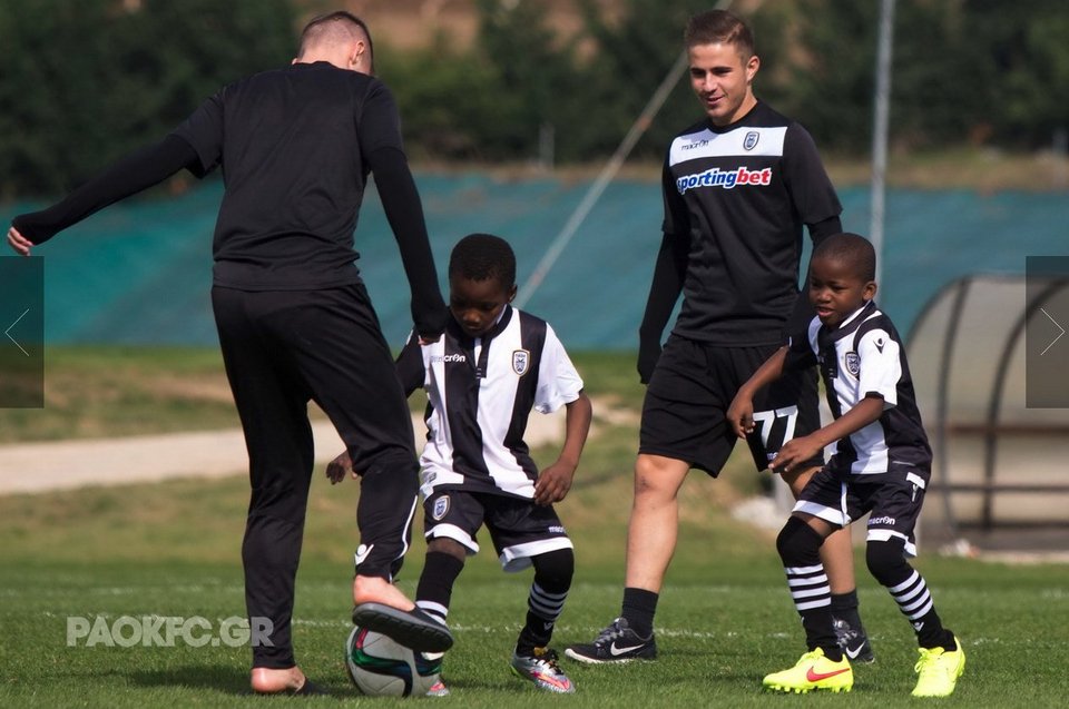 Μια ξεχωριστή μέρα στον ΠΑΟΚ: Προπόνηση των παικτών με προσφυγόπουλα [εικόνες] | iefimerida.gr 3