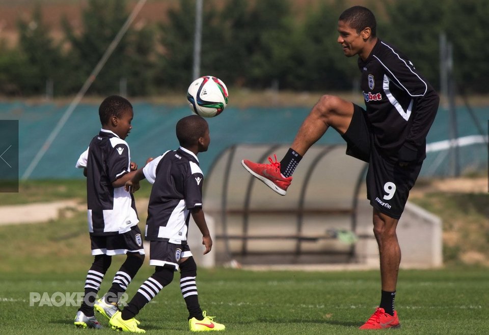 Μια ξεχωριστή μέρα στον ΠΑΟΚ: Προπόνηση των παικτών με προσφυγόπουλα [εικόνες] | iefimerida.gr 2