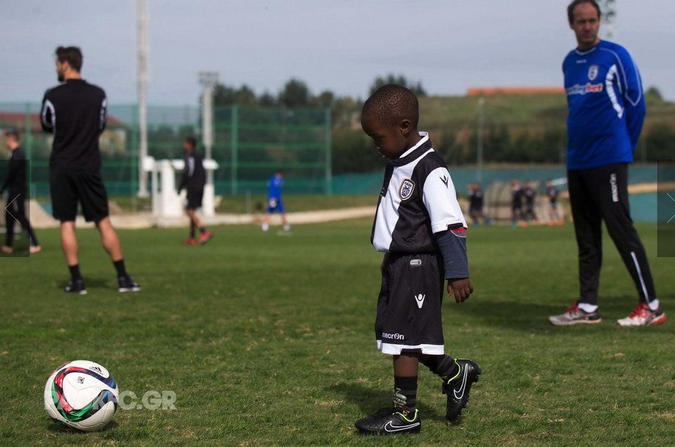 Μια ξεχωριστή μέρα στον ΠΑΟΚ: Προπόνηση των παικτών με προσφυγόπουλα [εικόνες] | iefimerida.gr 1