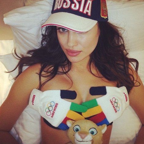 Η Ιρίνα Σάικ του Ρονάλντο βγήκε από τα ρούχα της -Τόπλες «λιώνει» τους πάγους στη Ρωσία [εικόνες] | iefimerida.gr 0