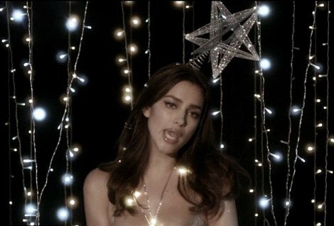 Η Ιρίνα Σάικ μοιράζει «εγκεφαλικά» -Τραγουδά «Santa baby» ημίγυμνη στο πάτωμα τυλιγμένη με λαμπιόνια [βίντεο] | iefimerida.gr 2