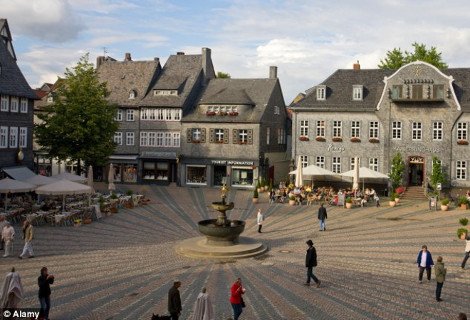 Απίστευτο: Σχημάτισαν ναζιστική σβάστικα σε πλατεία της Γερμανίας! [εικόνα] | iefimerida.gr 0