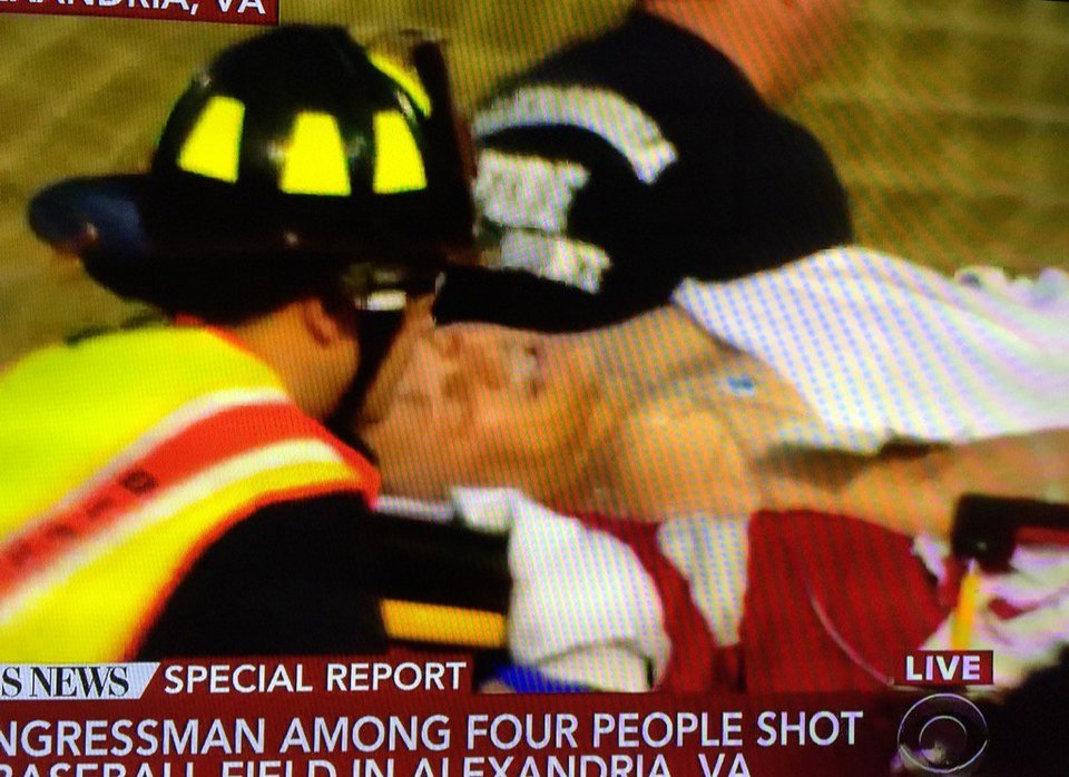 ΗΠΑ: Πυροβόλησαν Ρεπουμπλικανό βουλευτή σε γήπεδο μπέιζμπολ [εικόνες & βίντεο] | iefimerida.gr 0