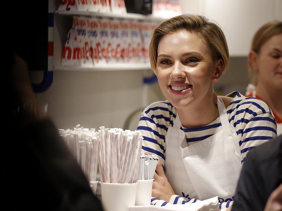 Αδιαχώρητο στο Παρίσι για το μαγαζί με ποπ κορν της Σκάρλετ Γιόχανσον [εικόνες] | iefimerida.gr 0