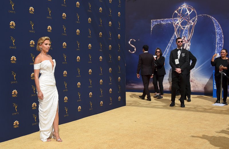 Emmy 2018: H Σκάρλετ Γιοχάνσον τις «έβαλε κάτω» όλες στο κόκκινο χαλί -Σαν Ελληνίδα θεά [εικόνες] | iefimerida.gr 2