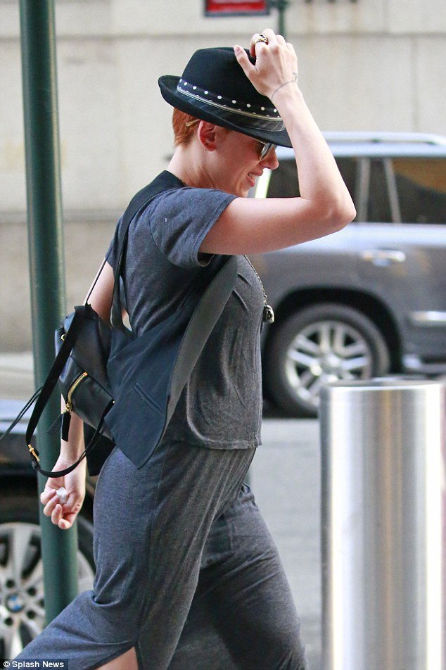 Το ξανθό είναι παρελθόν - Η Σκάρλετ Γιόχανσον άλλαξε λουκ [εικόνες] | iefimerida.gr 1