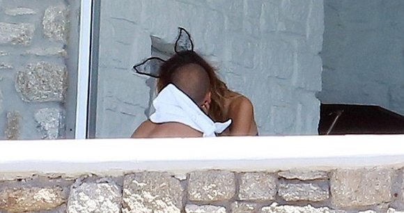 Καυτά φιλιά παίκτη του Ολυμπιακού με την Nicole Scherzinger [εικόνες] | iefimerida.gr 1