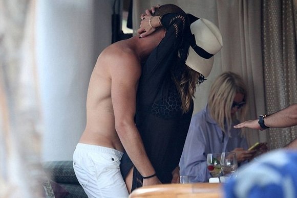 Καυτά φιλιά παίκτη του Ολυμπιακού με την Nicole Scherzinger [εικόνες] | iefimerida.gr 3