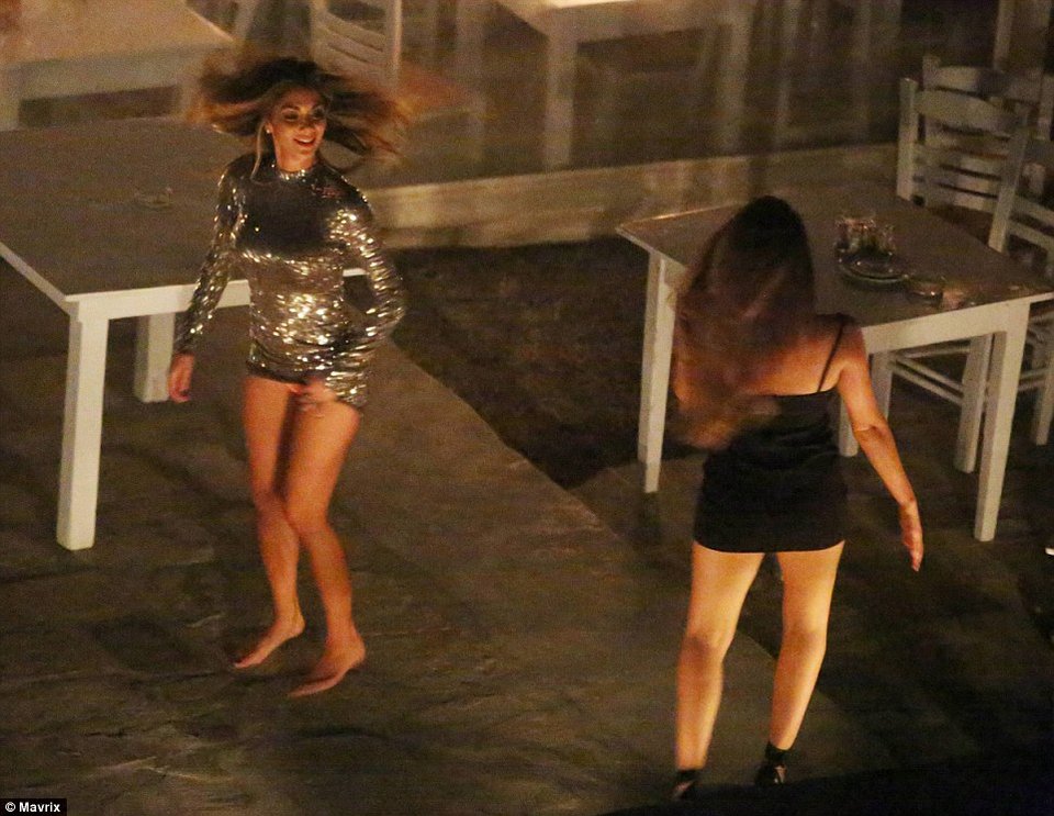 Καυτά φιλιά παίκτη του Ολυμπιακού με την Nicole Scherzinger [εικόνες] | iefimerida.gr 4