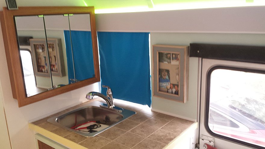 Μετέτρεψε σχολικό λεωφορείο των 90s σε τροχόσπιτο - Ταξιδεύει στις ΗΠΑ [εικόνες] | iefimerida.gr 6