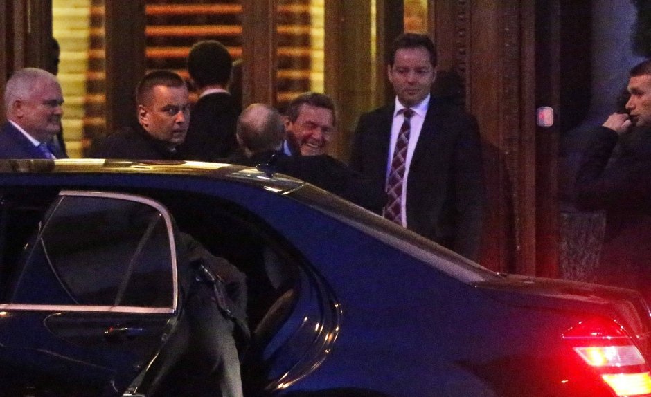 Το Βερολίνο αποδοκιμάζει τις αγκαλιές του  Γκέρχαρντ Σρέντερ με τον Πούτιν [εικόνες] | iefimerida.gr 0