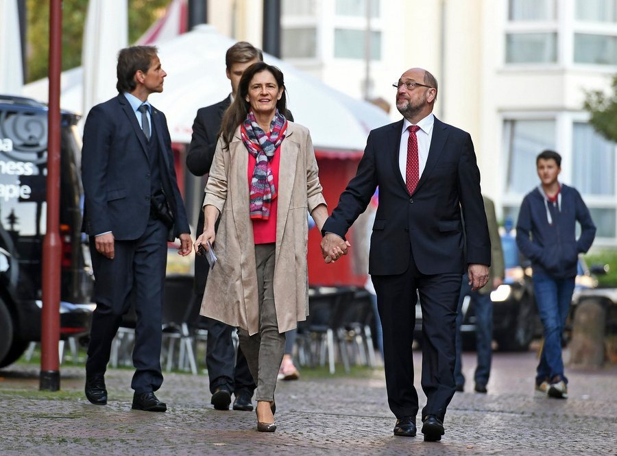 Γερμανία: Ο Μάρτιν Σουλτς με τη σύζυγό του στο εκλογικό τμήμα -Εφτασαν χεράκι-χεράκι [εικόνες] | iefimerida.gr 0