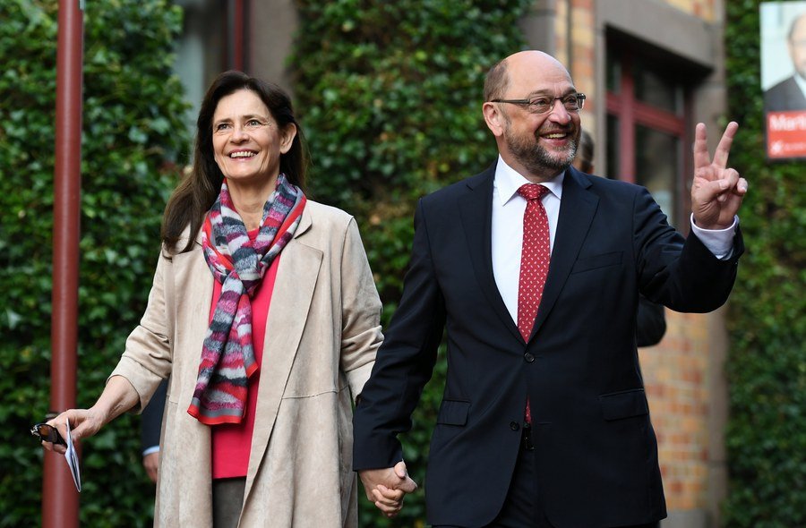 Γερμανία: Ο Μάρτιν Σουλτς με τη σύζυγό του στο εκλογικό τμήμα -Εφτασαν χεράκι-χεράκι [εικόνες] | iefimerida.gr 1