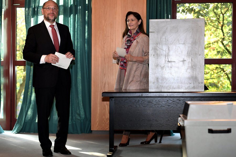 Γερμανία: Ο Μάρτιν Σουλτς με τη σύζυγό του στο εκλογικό τμήμα -Εφτασαν χεράκι-χεράκι [εικόνες] | iefimerida.gr 2