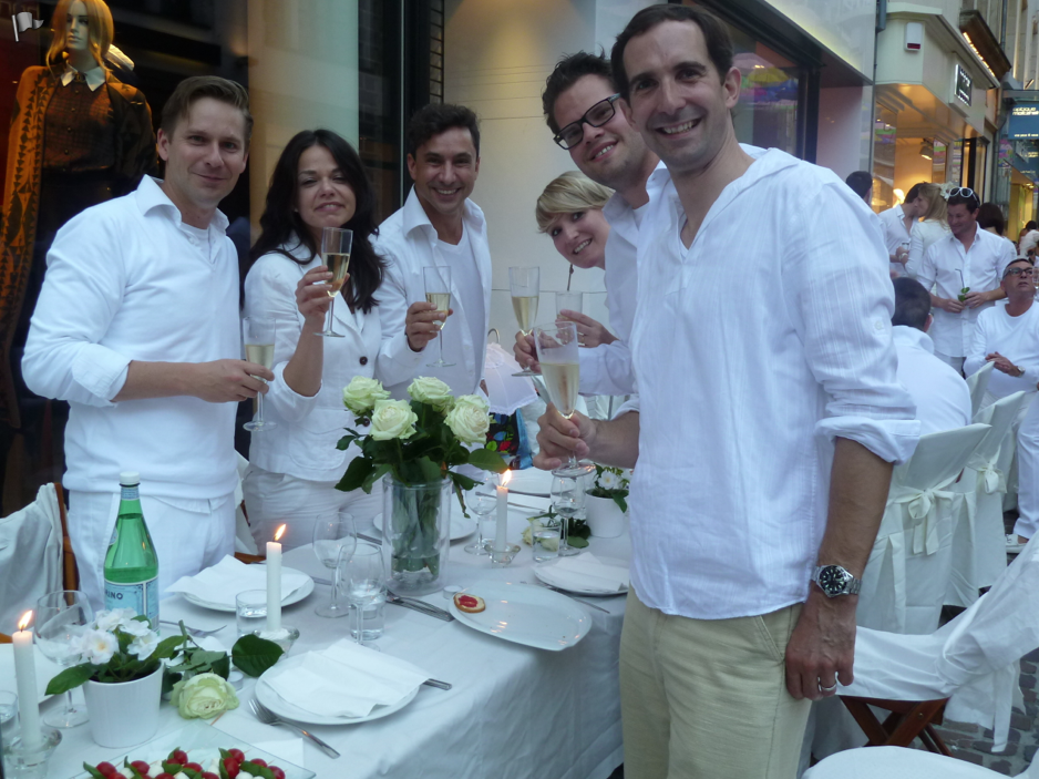 Δείπνο στα λευκά: Το ραντεβού που δίνουν χιλιάδες άγνωστοι, στο κέντρο μεγάλων πόλεων, για να φάνε μαζί [εικόνες] | iefimerida.gr 1