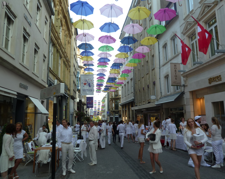 Δείπνο στα λευκά: Το ραντεβού που δίνουν χιλιάδες άγνωστοι, στο κέντρο μεγάλων πόλεων, για να φάνε μαζί [εικόνες] | iefimerida.gr 0