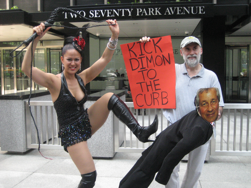 Σαδομαζοχίστρια show-woman διαδήλωσε χθες έξω από τα γραφεία της JP Morgan [εικόνες] | iefimerida.gr 0