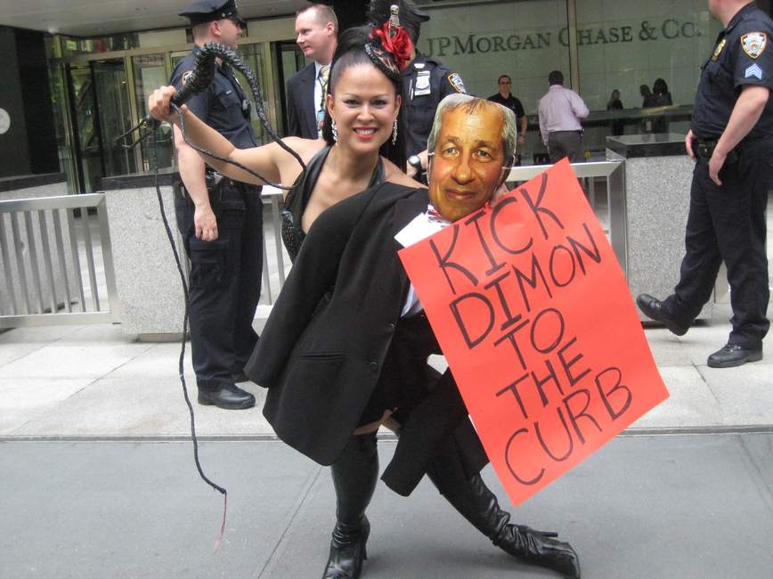 Σαδομαζοχίστρια show-woman διαδήλωσε χθες έξω από τα γραφεία της JP Morgan [εικόνες] | iefimerida.gr 1