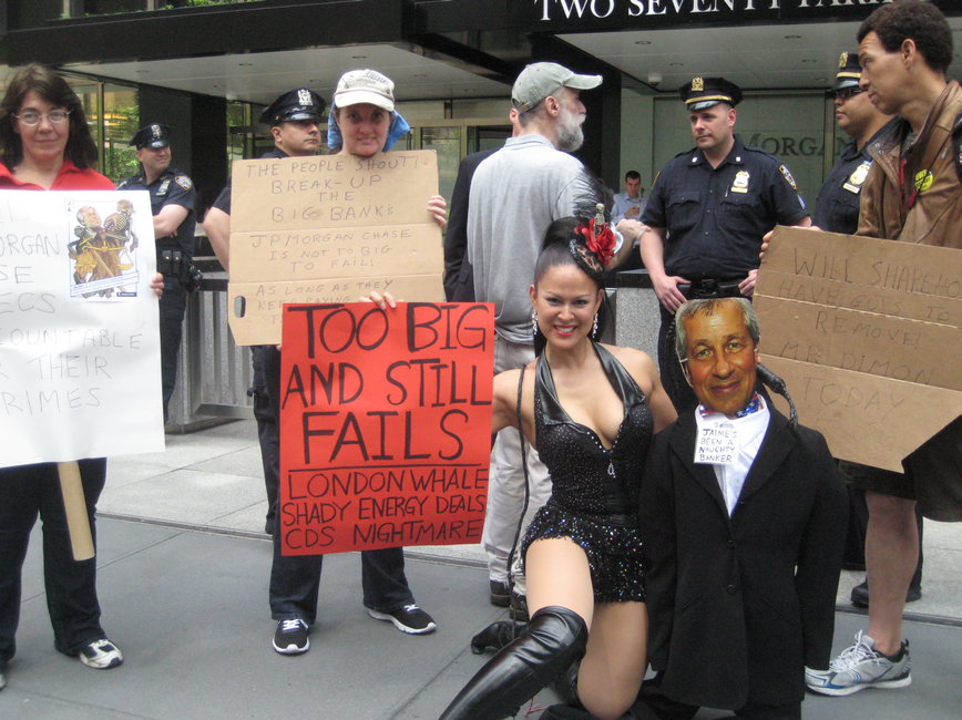 Σαδομαζοχίστρια show-woman διαδήλωσε χθες έξω από τα γραφεία της JP Morgan [εικόνες] | iefimerida.gr 2