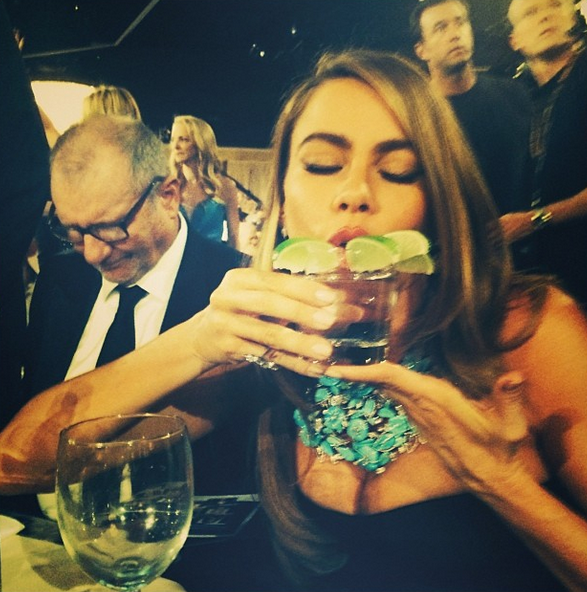 Εκτός ελέγχου η σέξι Βεργκάρα που δεν πήρε Χρυσή Σφαίρα: Το έριξε στις τεκίλες, άρπαξε το βραβείο της διπλανής της [εικόνες] | iefimerida.gr 0