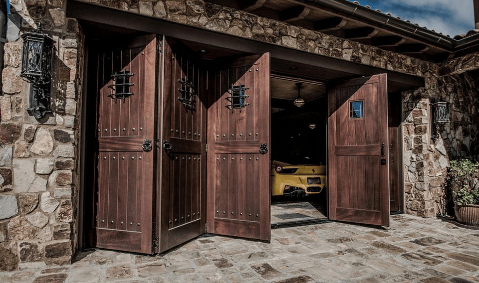 Αυτό είναι το πιο πολυτελές γκαράζ στον κόσμο: Φιλοξενεί Porsche και Ferrari [εικόνες] | iefimerida.gr 2