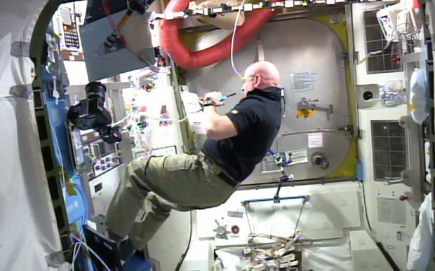 Πρόωρο τέλος για τον διαστημικό περίπατο του πρώτου Βρετανού [εικόνες] | iefimerida.gr 2