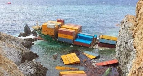 Εντυπωσιακή ανέλκυση ναυαγίου στη Μύκονο [εικόνες&βίντεο] | iefimerida.gr 3