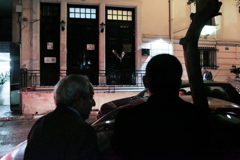 Σιωπηρή διαμαρτυρία δικηγόρων έξω από το γραφείο του Ζαφειρόπουλου -Εκεί βρέθηκε και ο γιος του, Νώντας  [εικόνες] | iefimerida.gr 0