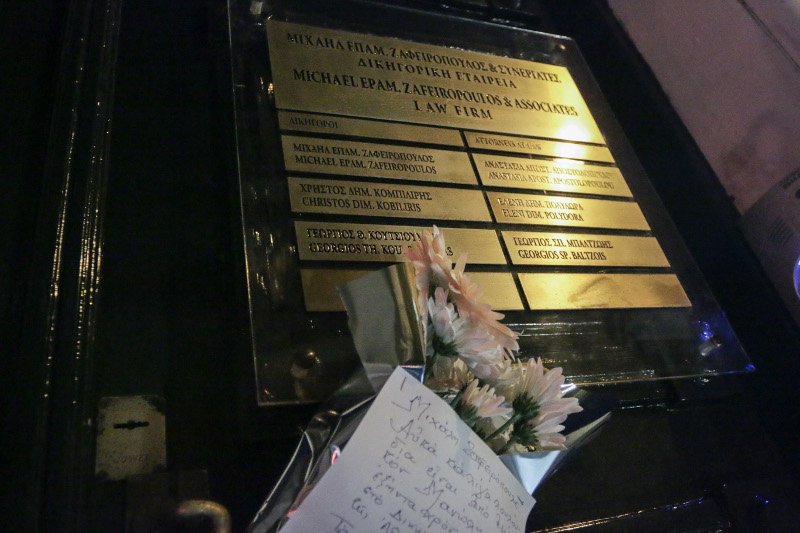 Σιωπηρή διαμαρτυρία δικηγόρων έξω από το γραφείο του Ζαφειρόπουλου -Εκεί βρέθηκε και ο γιος του, Νώντας  [εικόνες] | iefimerida.gr 5