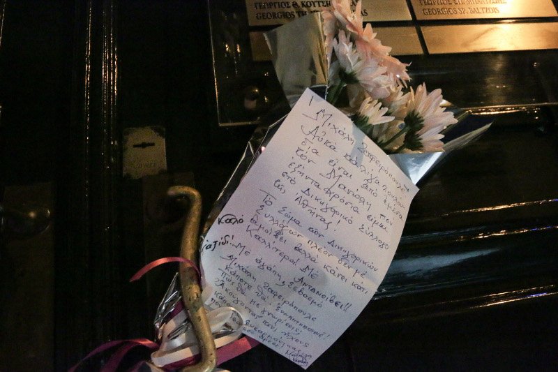 Σιωπηρή διαμαρτυρία δικηγόρων έξω από το γραφείο του Ζαφειρόπουλου -Εκεί βρέθηκε και ο γιος του, Νώντας  [εικόνες] | iefimerida.gr 6