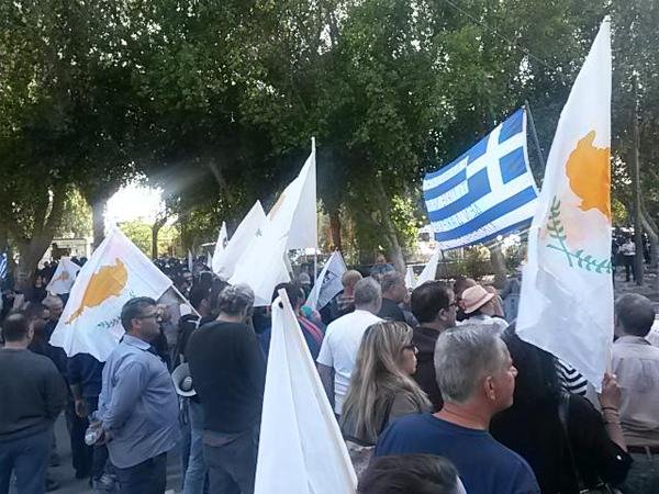 Κύπρος: Συμπλοκές έξω από την Βουλή [εικόνες] | iefimerida.gr 0