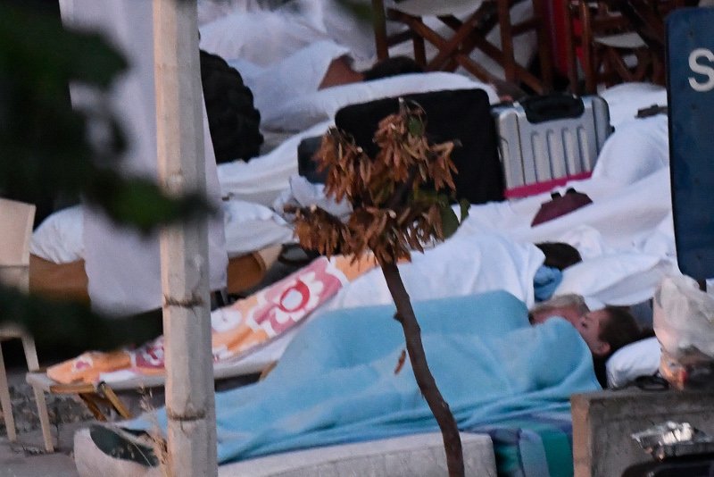 Κως: Στο ύπαιθρο για δεύτερη βραδιά διανυκτέρευσαν οι κάτοικοι -Φοβούνται νέο σεισμό [εικόνες] | iefimerida.gr 1