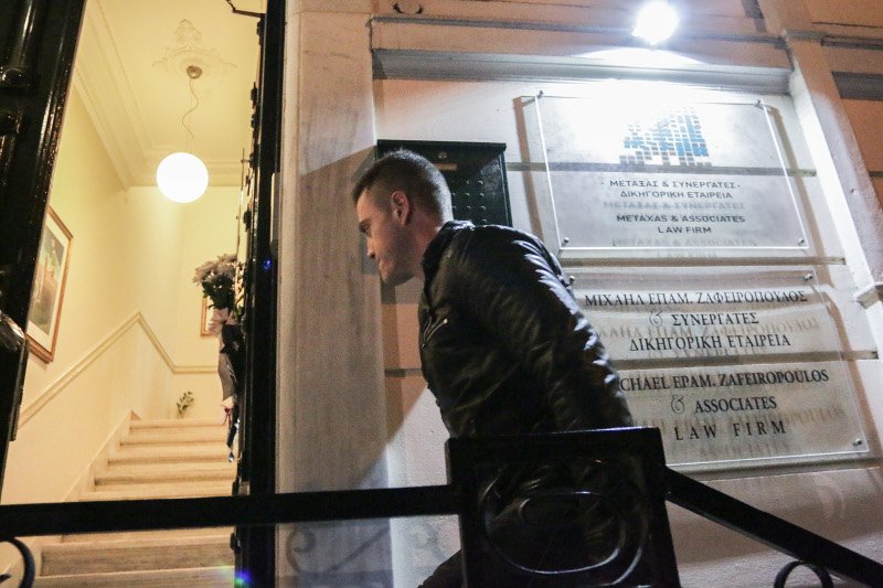 Σιωπηρή διαμαρτυρία δικηγόρων έξω από το γραφείο του Ζαφειρόπουλου -Εκεί βρέθηκε και ο γιος του, Νώντας  [εικόνες] | iefimerida.gr 1