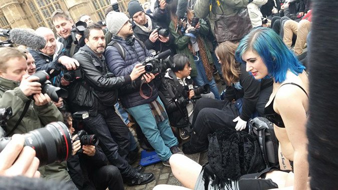 «Πορνογραφική» διαμαρτυρία έξω από το Βρετανικό Κοινοβούλιο: Λάτεξ, εσώρουχα και μαστίγια [εικόνες & βίντεο] | iefimerida.gr 7