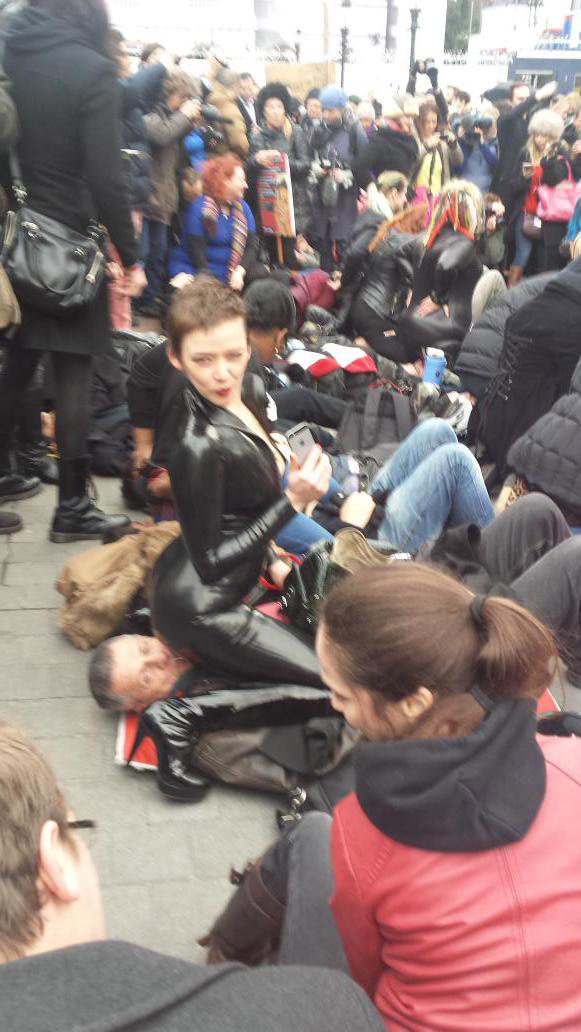 «Πορνογραφική» διαμαρτυρία έξω από το Βρετανικό Κοινοβούλιο: Λάτεξ, εσώρουχα και μαστίγια [εικόνες & βίντεο] | iefimerida.gr 8