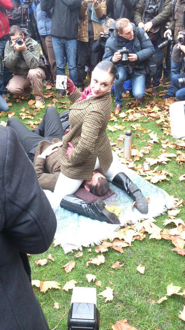 «Πορνογραφική» διαμαρτυρία έξω από το Βρετανικό Κοινοβούλιο: Λάτεξ, εσώρουχα και μαστίγια [εικόνες & βίντεο] | iefimerida.gr 9