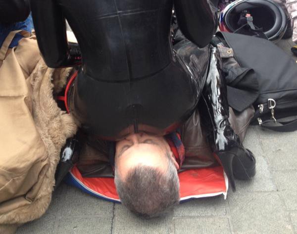 «Πορνογραφική» διαμαρτυρία έξω από το Βρετανικό Κοινοβούλιο: Λάτεξ, εσώρουχα και μαστίγια [εικόνες & βίντεο] | iefimerida.gr 2