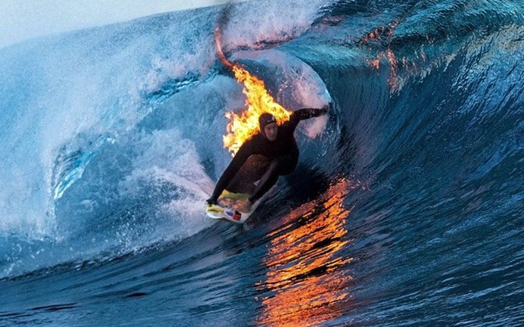 Φλεγόμενος σέρφερ - Δαμάζει τα κύματα ενώ καίγεται [εικόνες&βίντεο] | iefimerida.gr 0