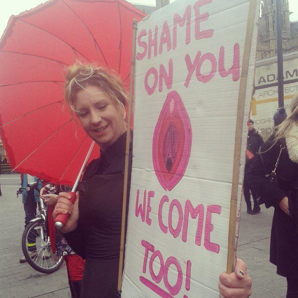 «Πορνογραφική» διαμαρτυρία έξω από το Βρετανικό Κοινοβούλιο: Λάτεξ, εσώρουχα και μαστίγια [εικόνες & βίντεο] | iefimerida.gr 3