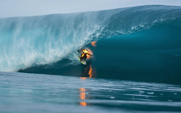 Φλεγόμενος σέρφερ - Δαμάζει τα κύματα ενώ καίγεται [εικόνες&βίντεο] | iefimerida.gr 1