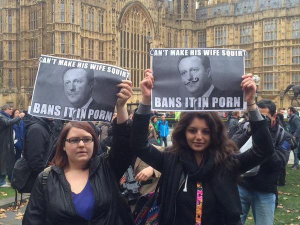 «Πορνογραφική» διαμαρτυρία έξω από το Βρετανικό Κοινοβούλιο: Λάτεξ, εσώρουχα και μαστίγια [εικόνες & βίντεο] | iefimerida.gr 4