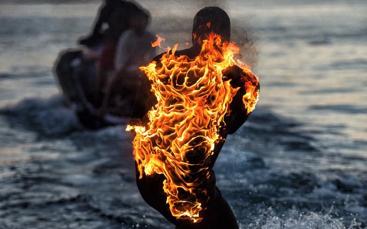 Φλεγόμενος σέρφερ - Δαμάζει τα κύματα ενώ καίγεται [εικόνες&βίντεο] | iefimerida.gr 2