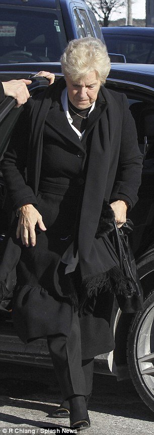 Η Σελίν Ντιόν στα γκρι, στην κηδεία του αδελφού της -Μια ημέρα αφότου αποχαιρέτησε τον σύζυγό της [εικόνες] | iefimerida.gr 4