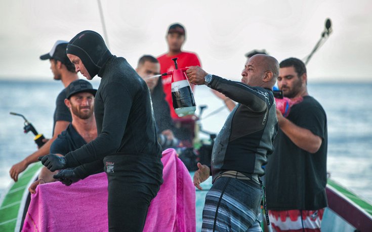 Φλεγόμενος σέρφερ - Δαμάζει τα κύματα ενώ καίγεται [εικόνες&βίντεο] | iefimerida.gr 3