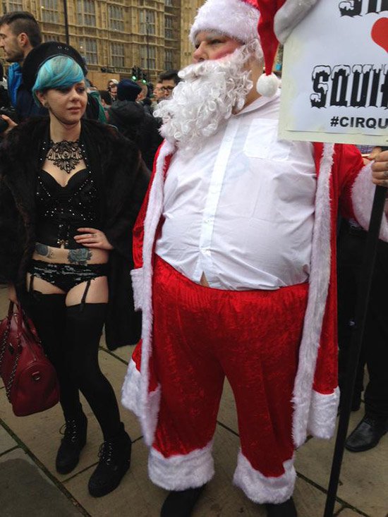 «Πορνογραφική» διαμαρτυρία έξω από το Βρετανικό Κοινοβούλιο: Λάτεξ, εσώρουχα και μαστίγια [εικόνες & βίντεο] | iefimerida.gr 0